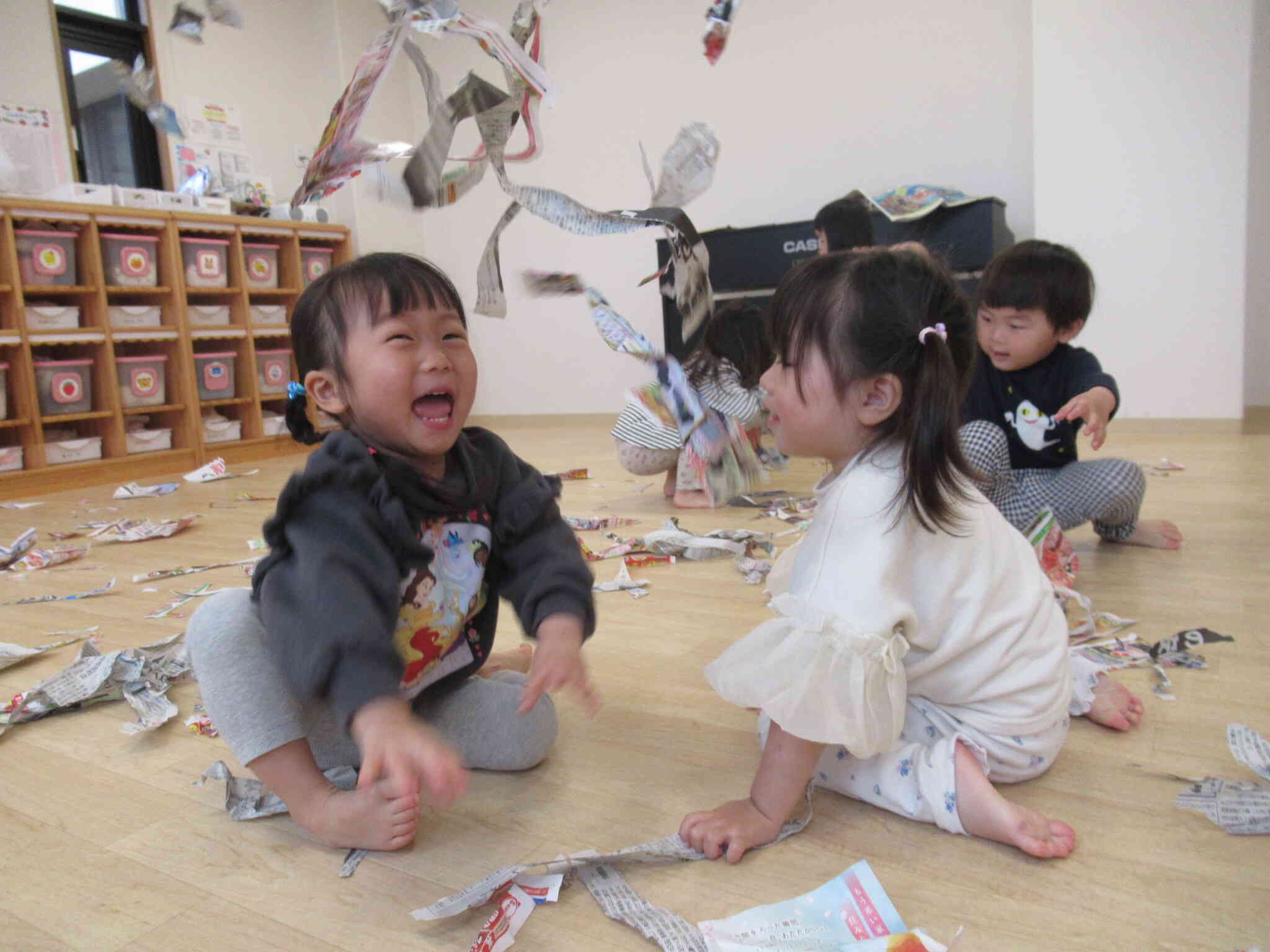 お友だちとおもいっきり紙遊び！！