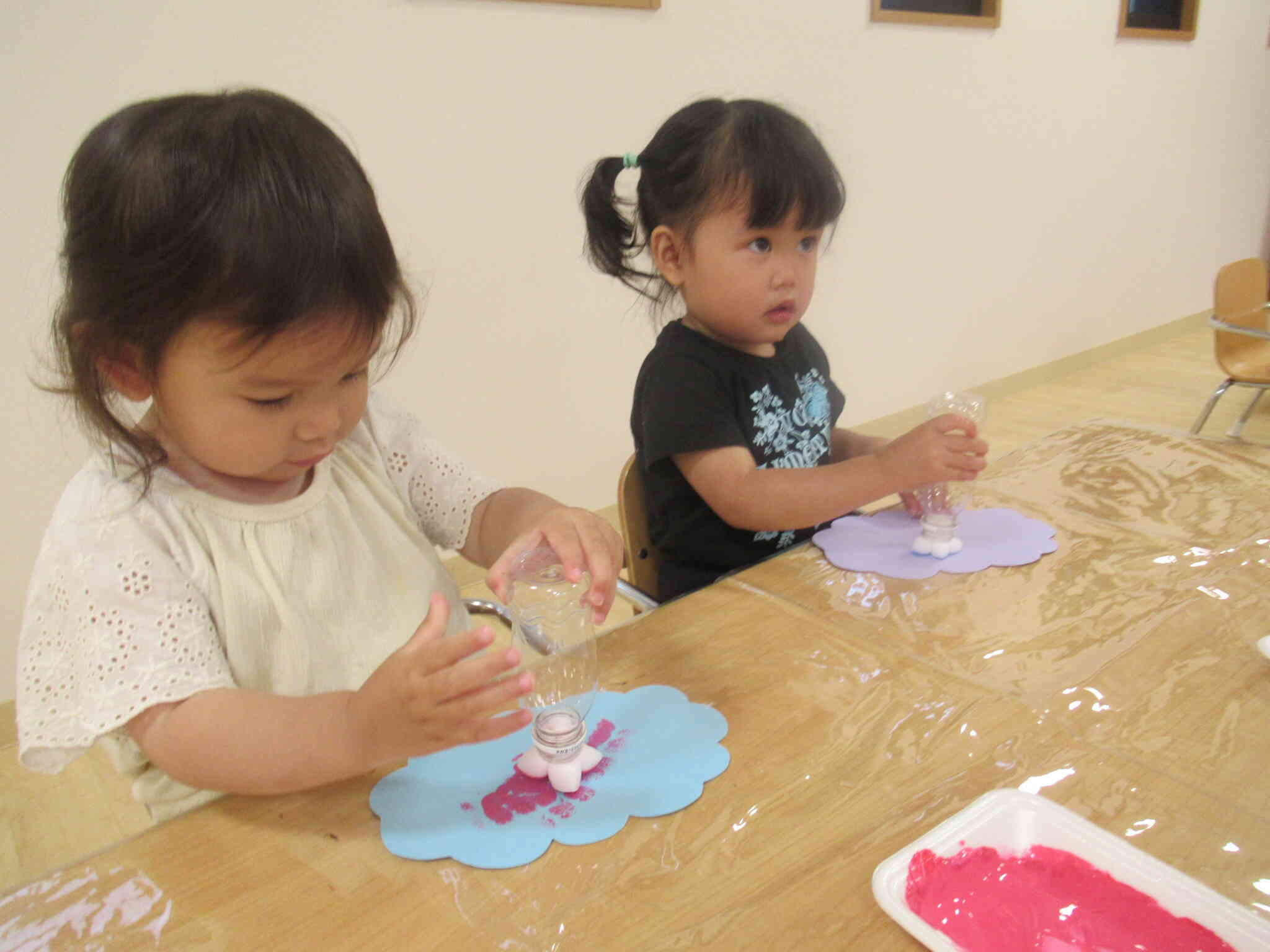 ペタペタスタンプ楽しいね♪(1歳児・あひる組）