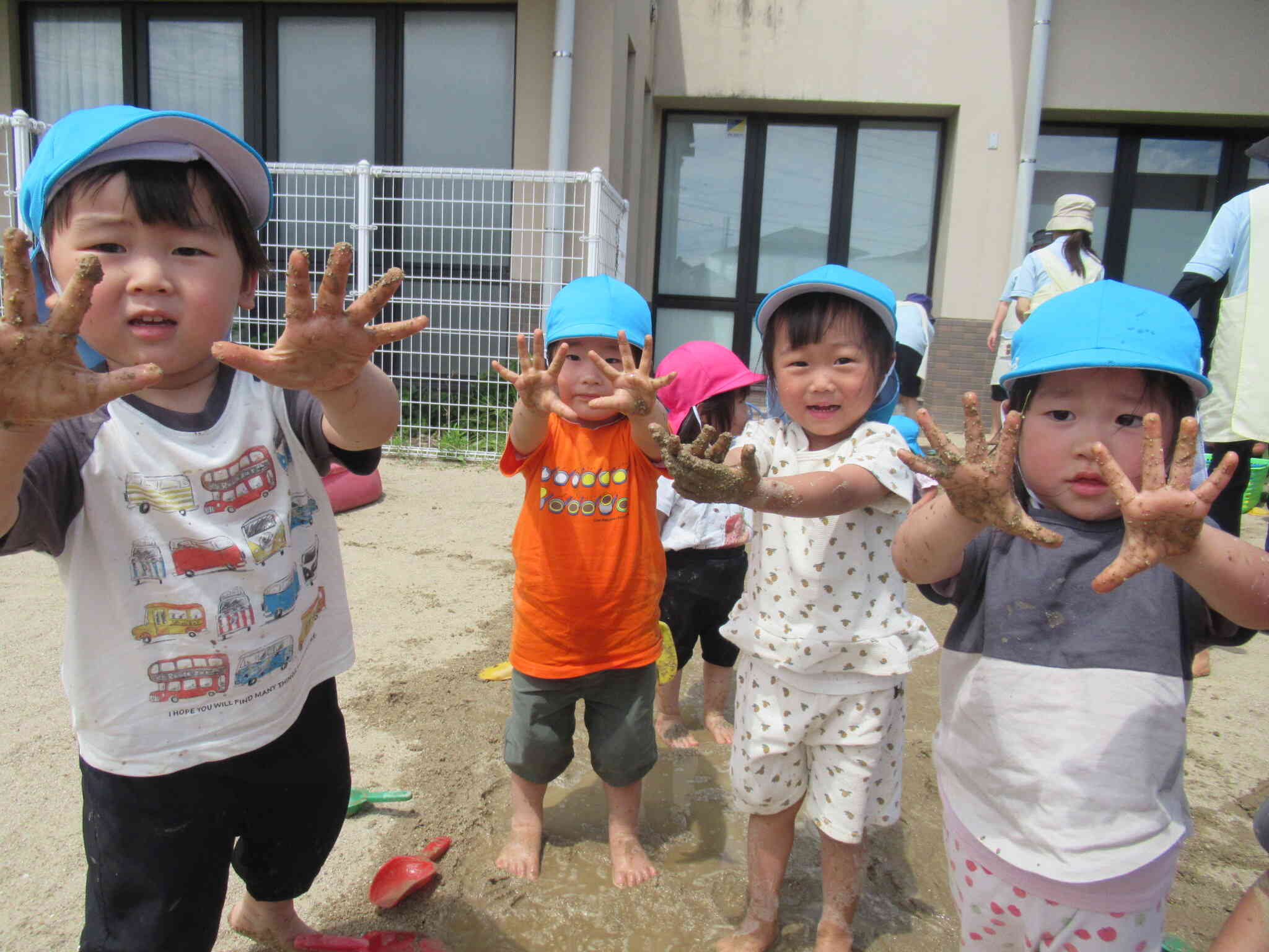 どろんこあそびをしたよ（１歳児・２歳児）