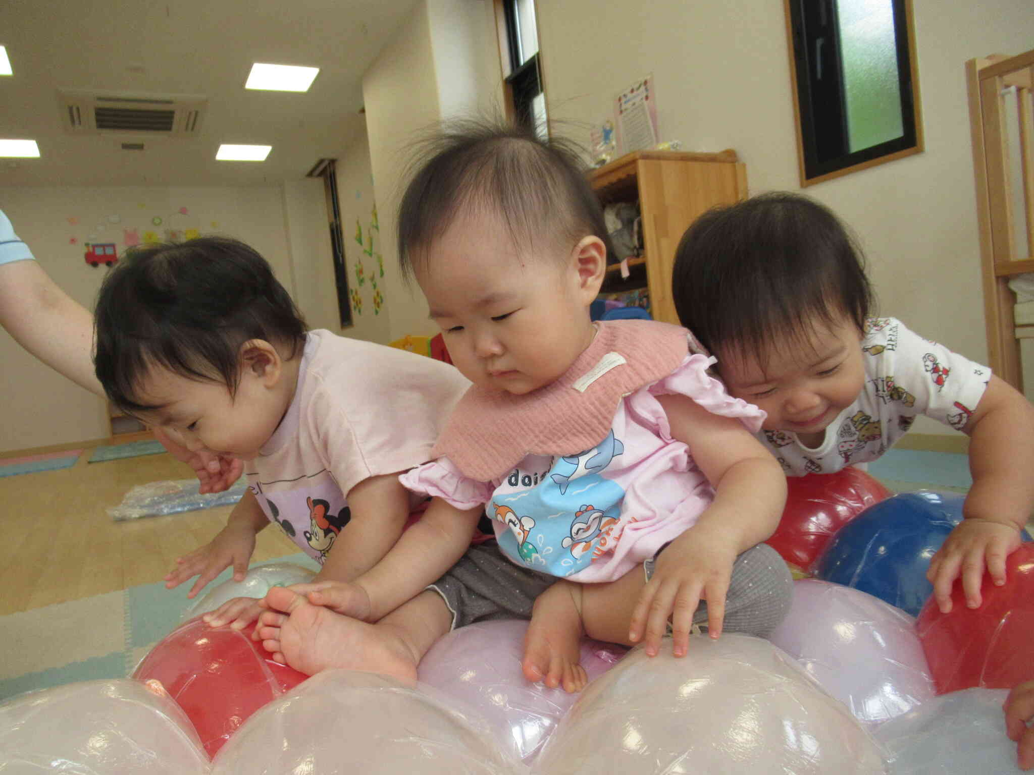 感触マットで遊んだよ♪（0歳児・ひよこ組）｜ニチイキッズ湯梨浜なが