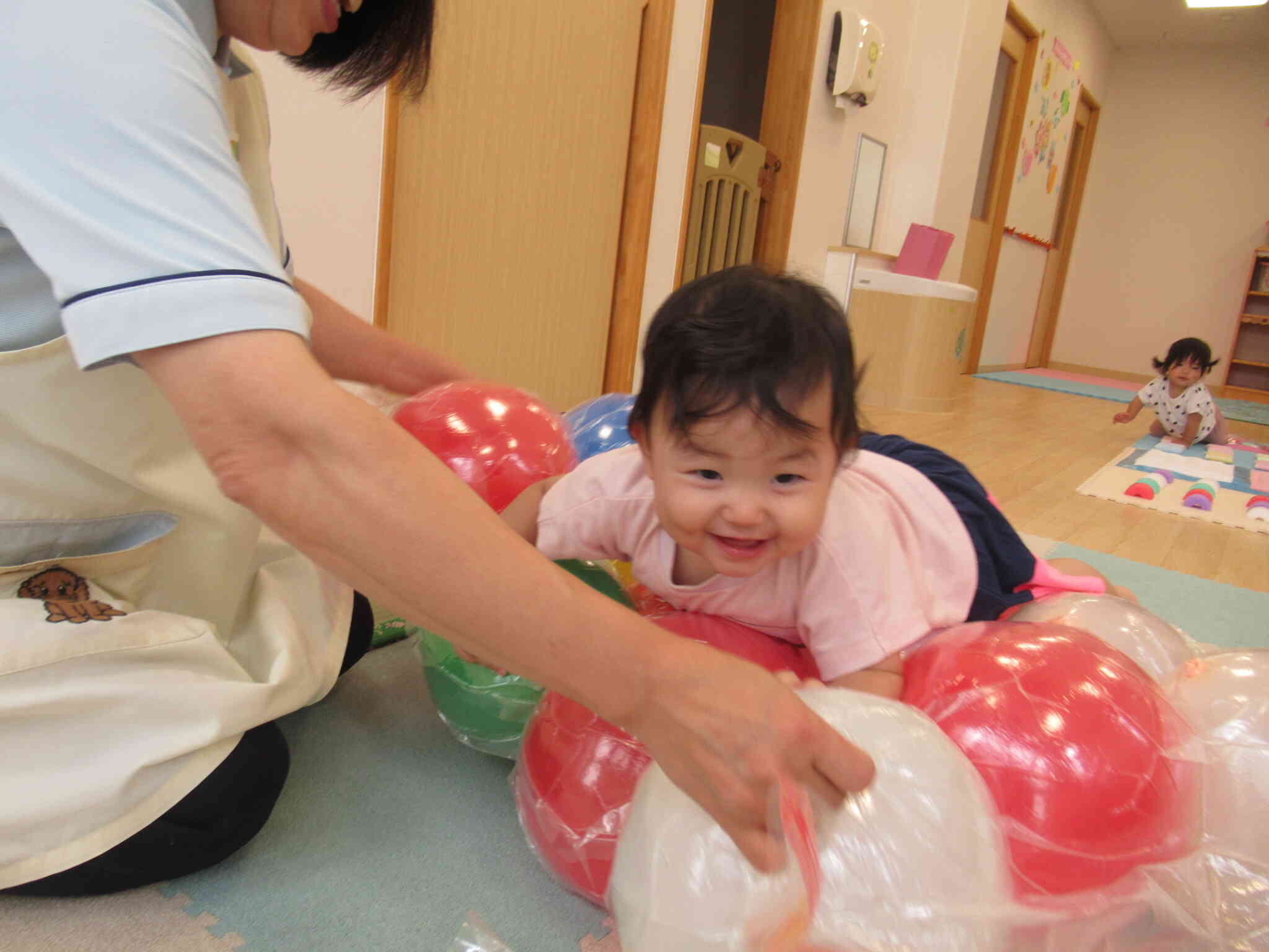 先生にマットを揺らしてもらって大喜びのMちゃんです。