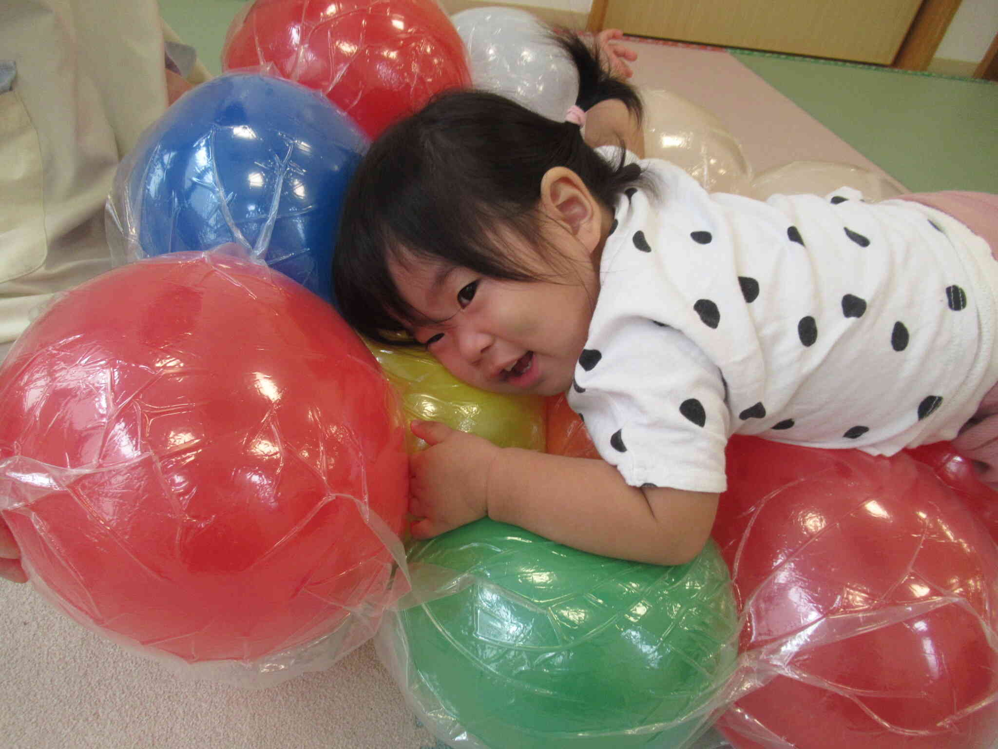Mちゃんは風船マットの上でごろ～ん♪気持ちがいいね