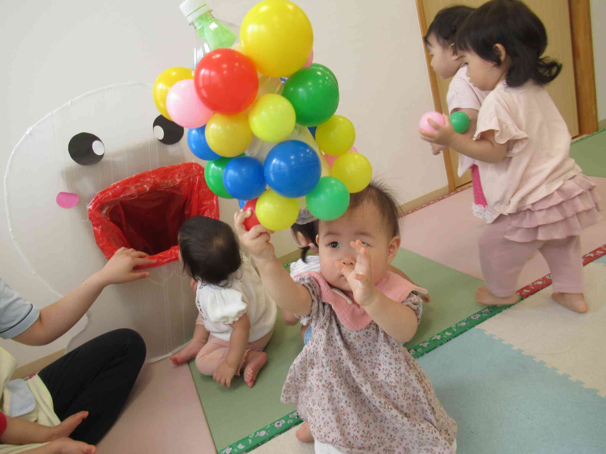 ボールをもぎもぎ♪（0歳児・ひよこ組）