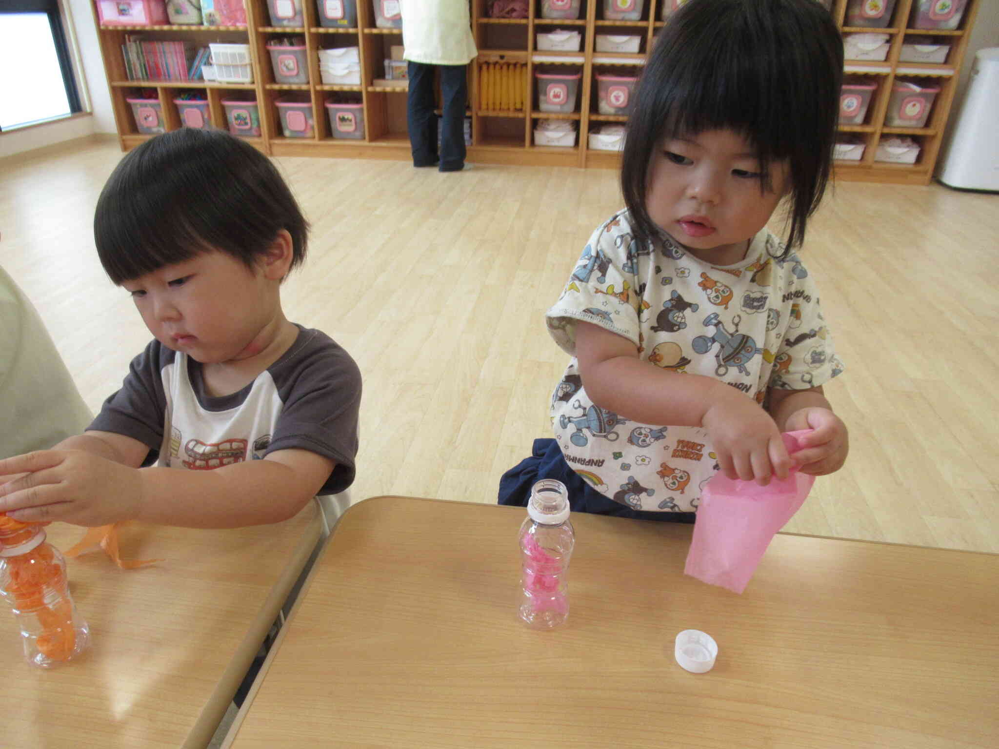 集中して容器に入れる子どもたち！