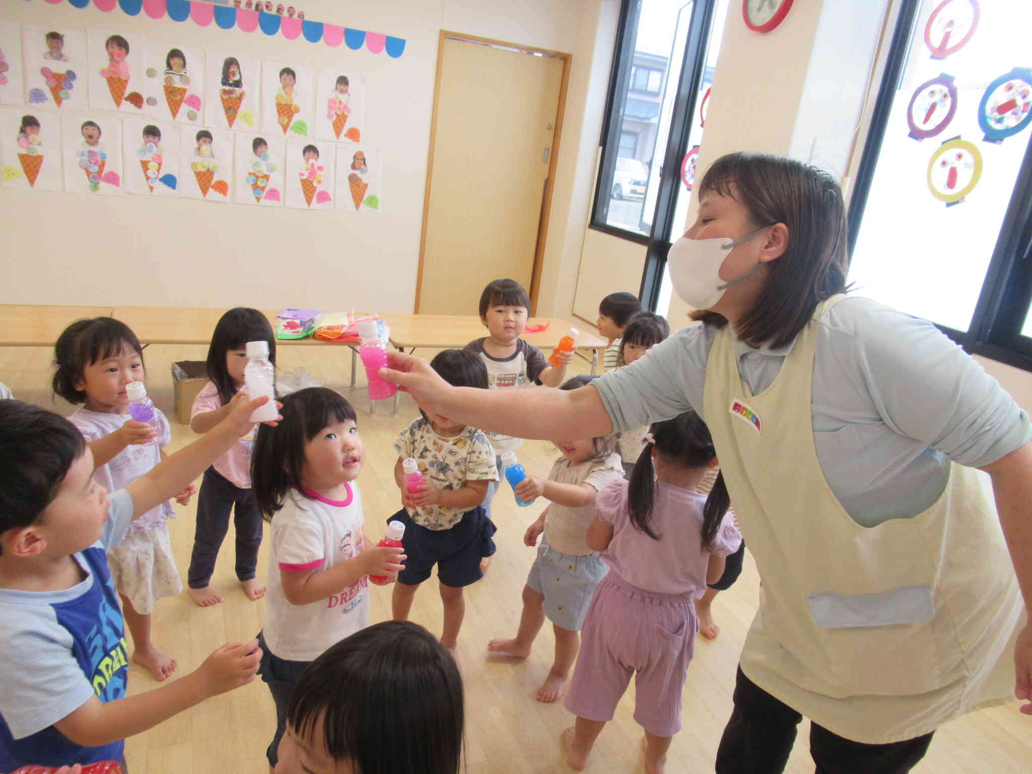 ジュース作り楽しかったね♪（２歳児・うさぎ組）
