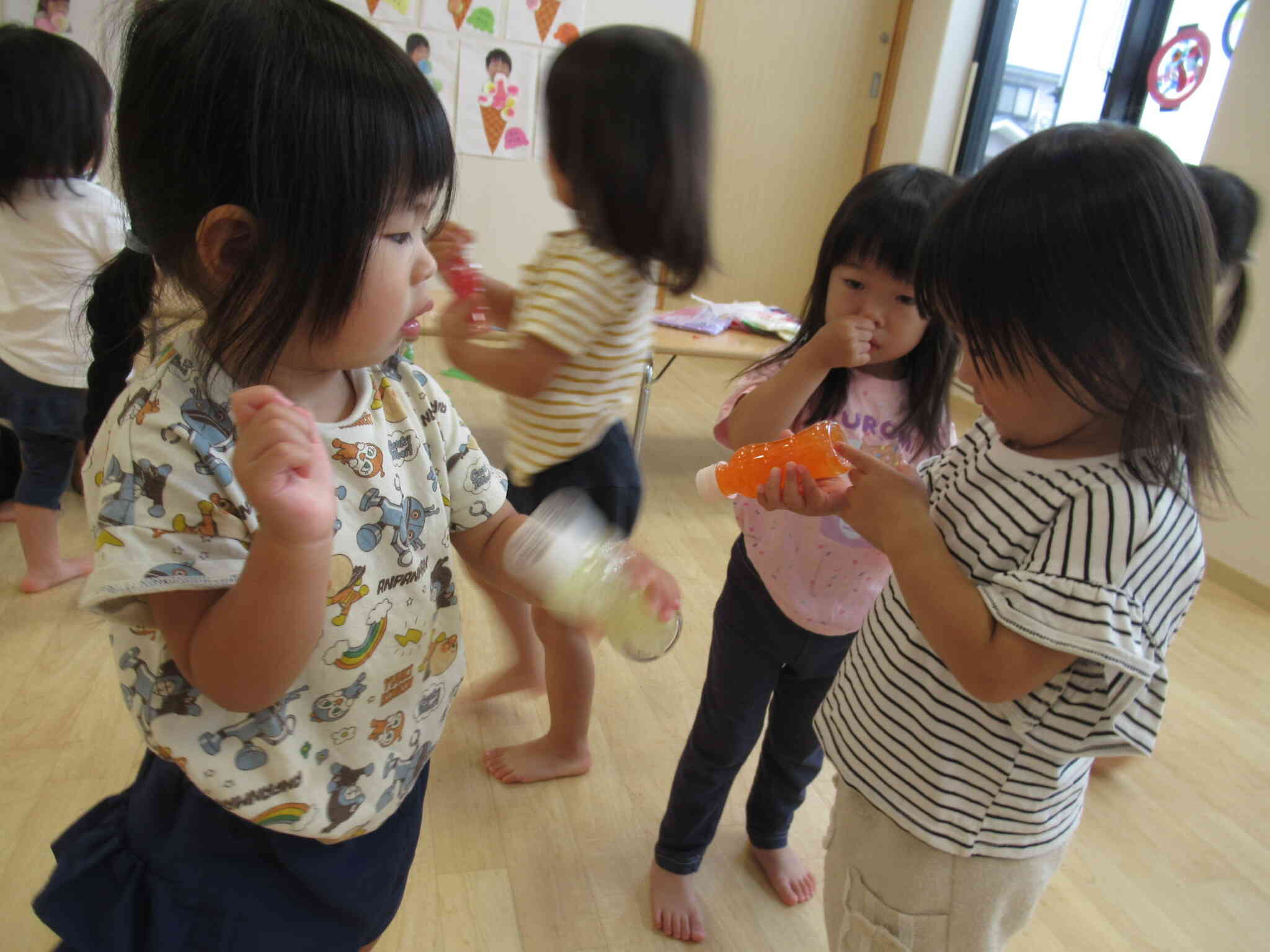 お友だちと何ジュース？とやりとりする姿もありました
