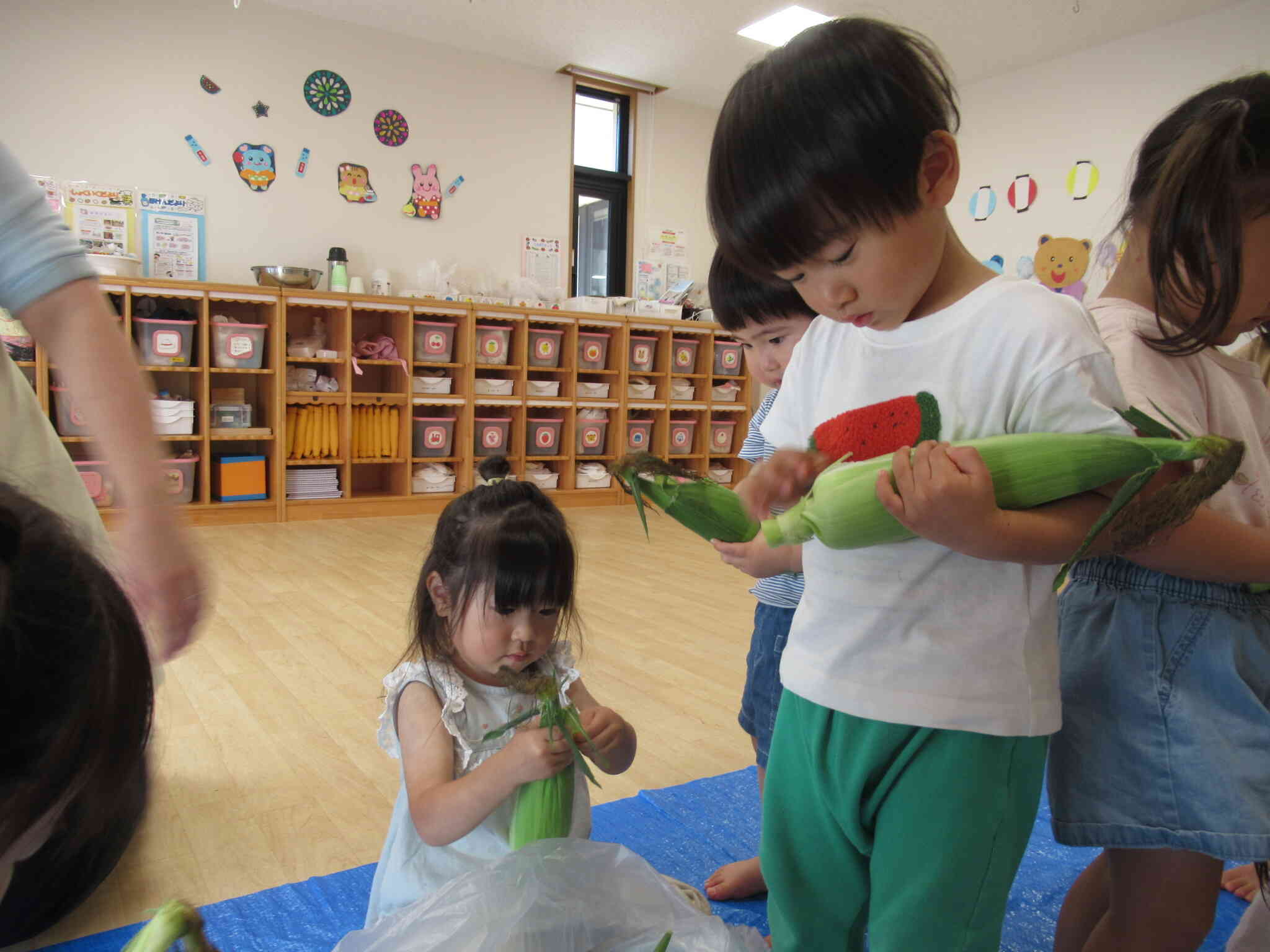 食育～とうもろこしの皮むき～（２歳児・うさぎ組）