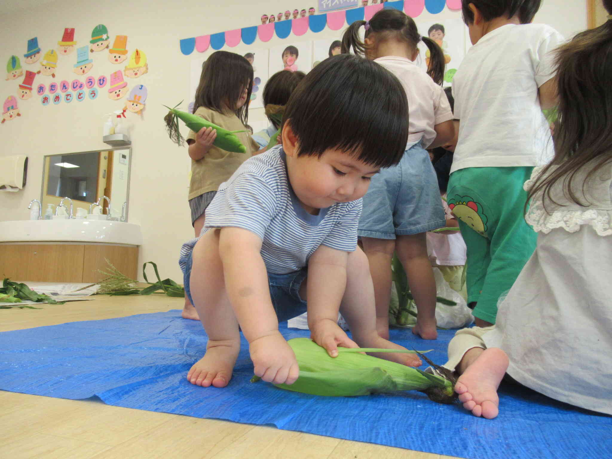 皮むきに真剣！「もう一個したい」と何個も皮むきを頑張ってくれました