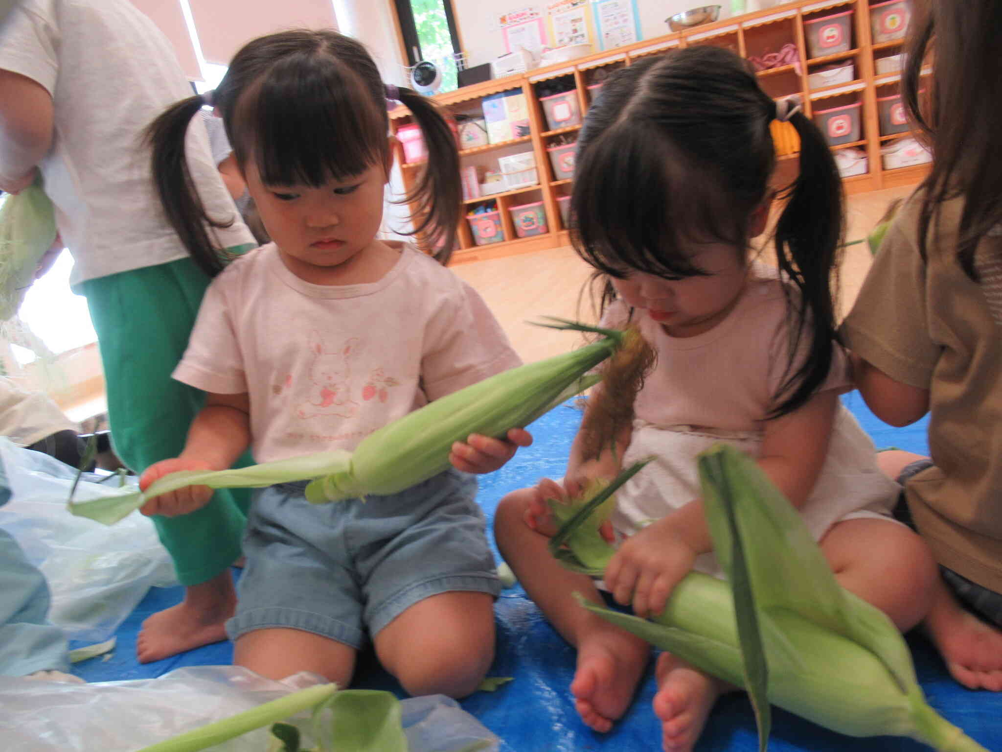 一枚一枚丁寧に皮を剝いていました