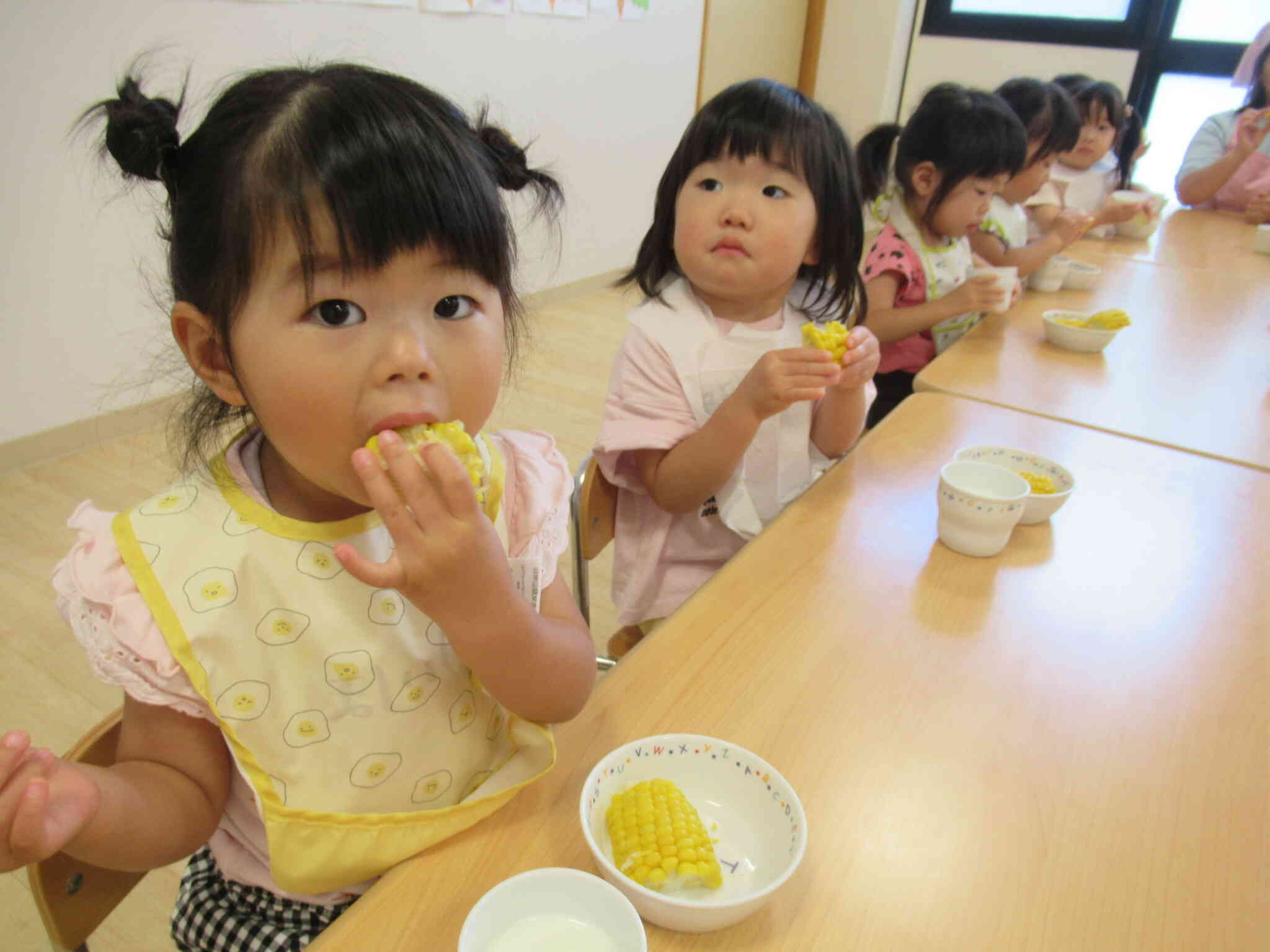 大きなお口をあけて食べていました