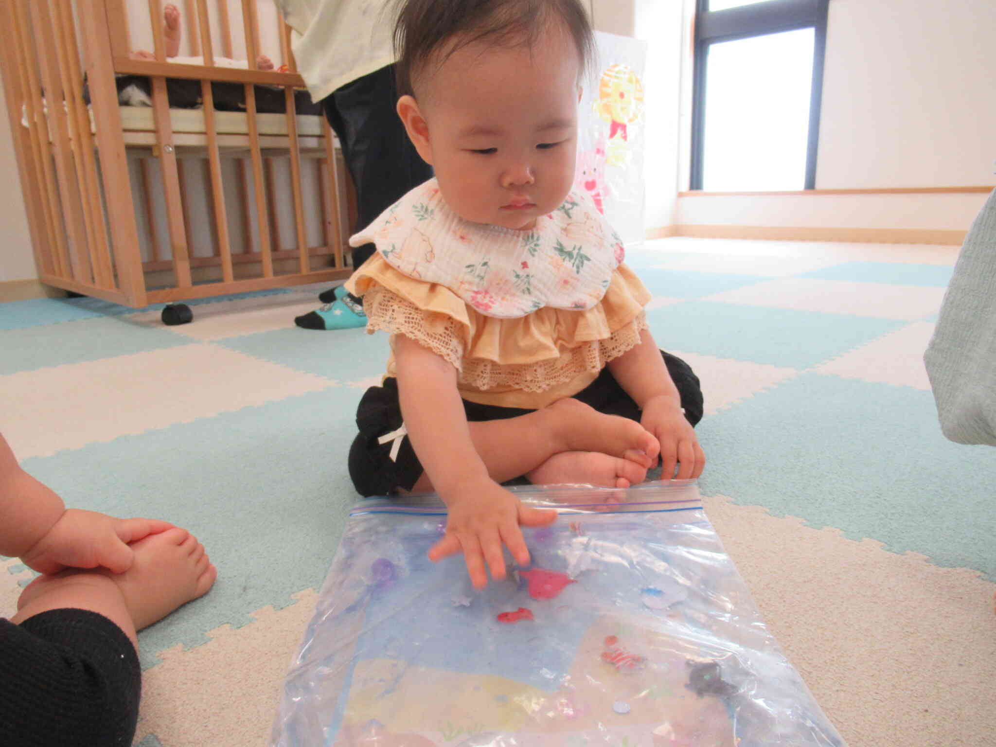ひんやり気持ちいい♬感触バッグで遊んだよ（0歳児・ひよこ組）