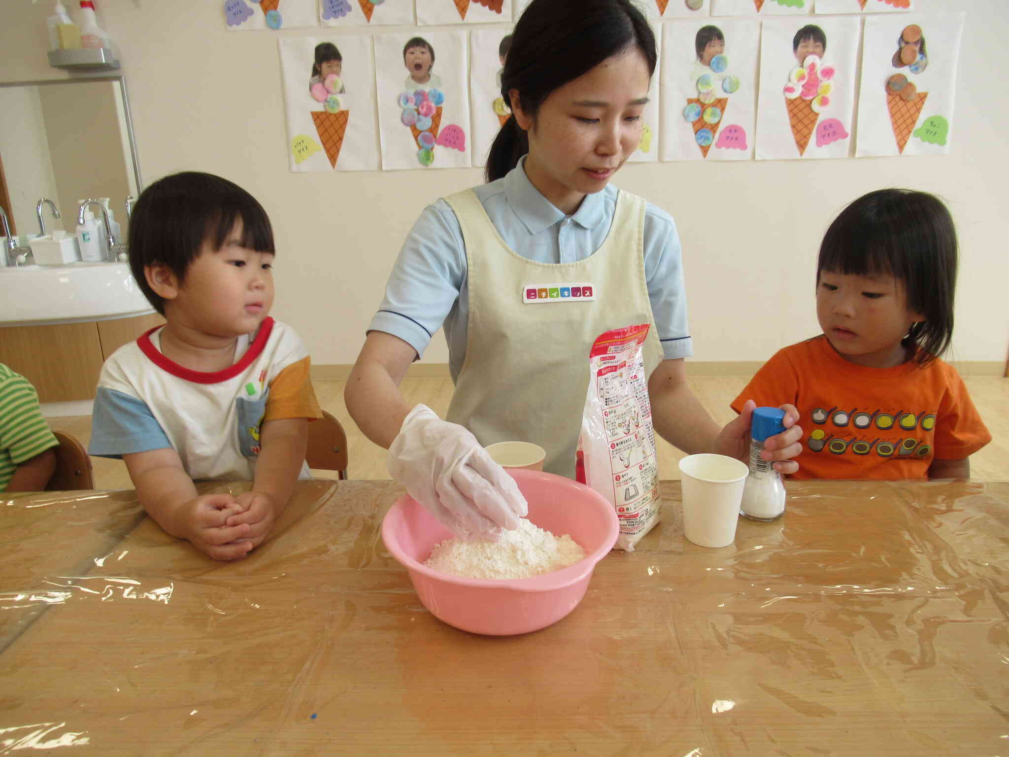 小麦粉粘土おもしろいね♪（２歳児・うさぎ組）