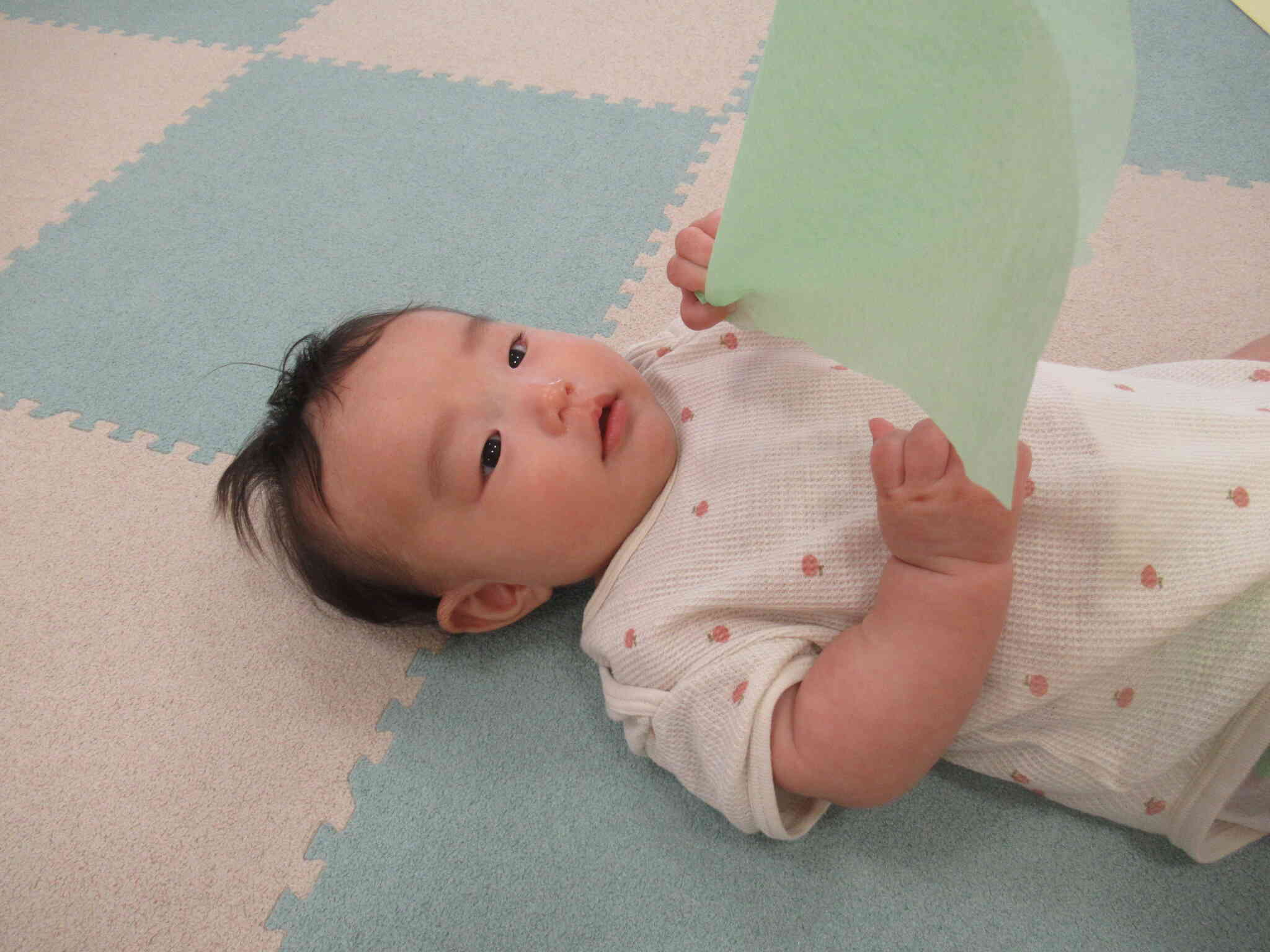 ヒラヒラ揺れるお花紙に手を伸ばしてみたよ。